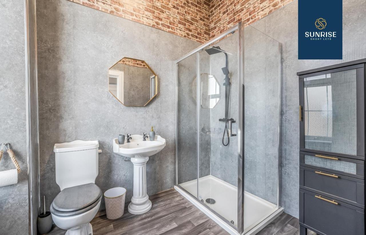 Presidential Apartment, Family Home, Luxury Bedrooms, 2 Rooms, 1 King Bed, 2 Single Beds, Free Wifi, Free Parking, Tourists, Business Travelers, Relocation, Beautiful River Views, - Long Stays, Invoice And Reduced Price Are Only Via Sunrise Short Let Dundee Esterno foto